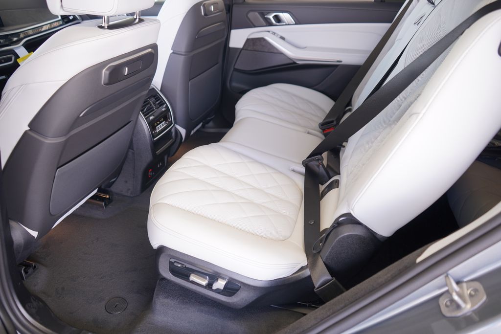 Thumbnail: 2026 BMW X7 - 20