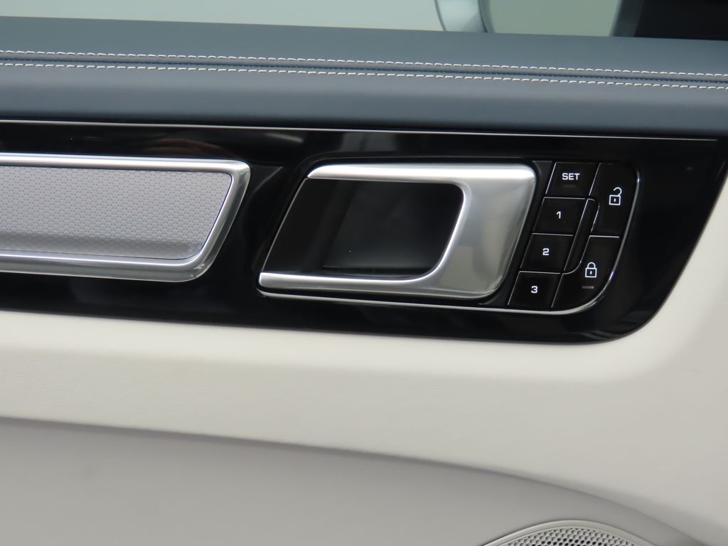 Thumbnail: 2020 Porsche Cayenne - 26
