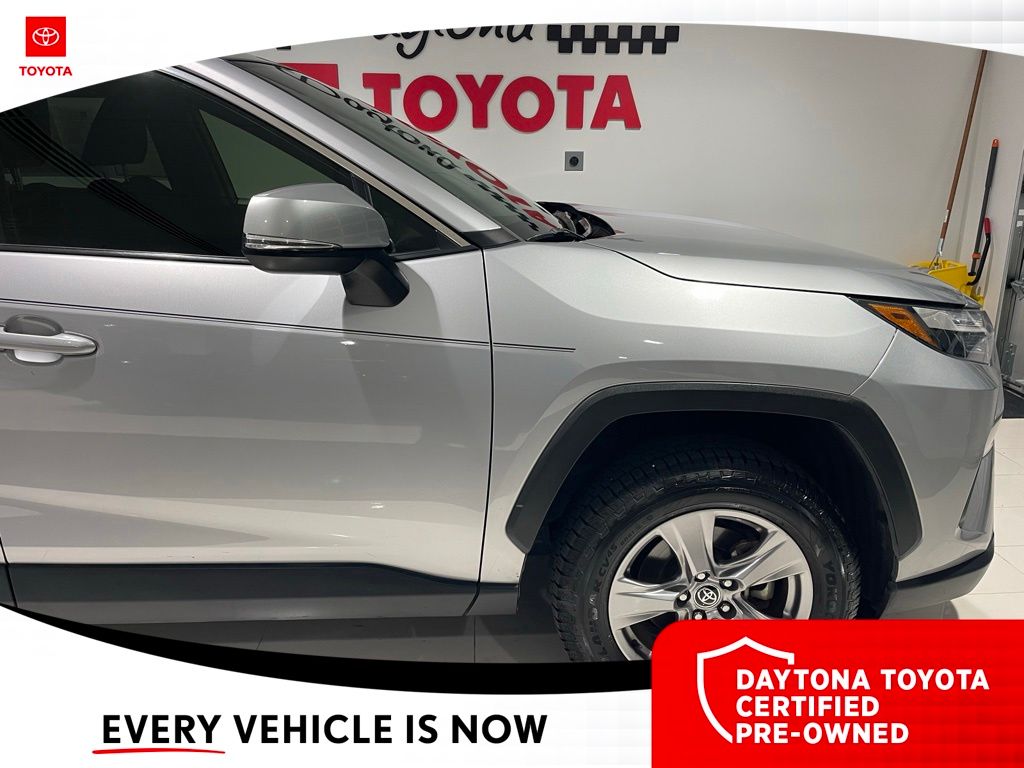 2022 Toyota RAV4 XLE - Photo 6