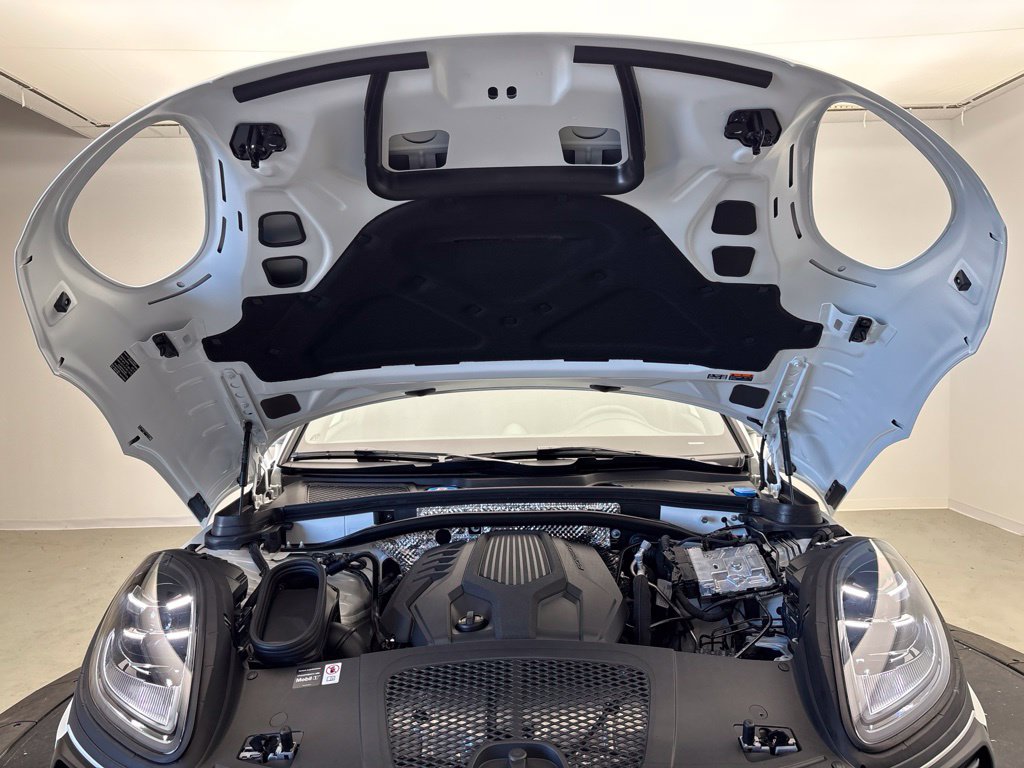 Thumbnail: 2026 Porsche Macan - 13