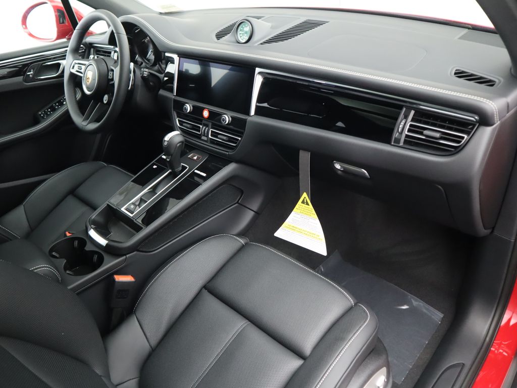 Thumbnail: 2025 Porsche Macan - 21