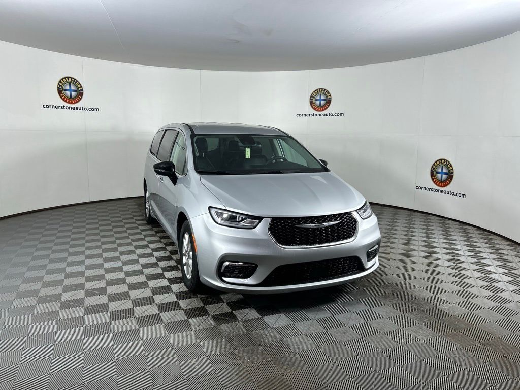 Used 2024 Silver Chrysler Touring L image 15