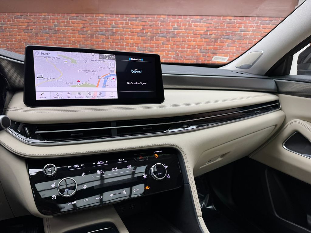 Used 2024 White INFINITI LUXE image 19