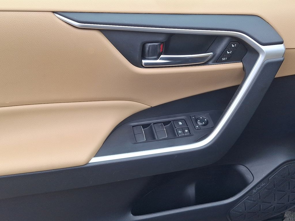 Thumbnail: 2019 Toyota RAV4 - 13