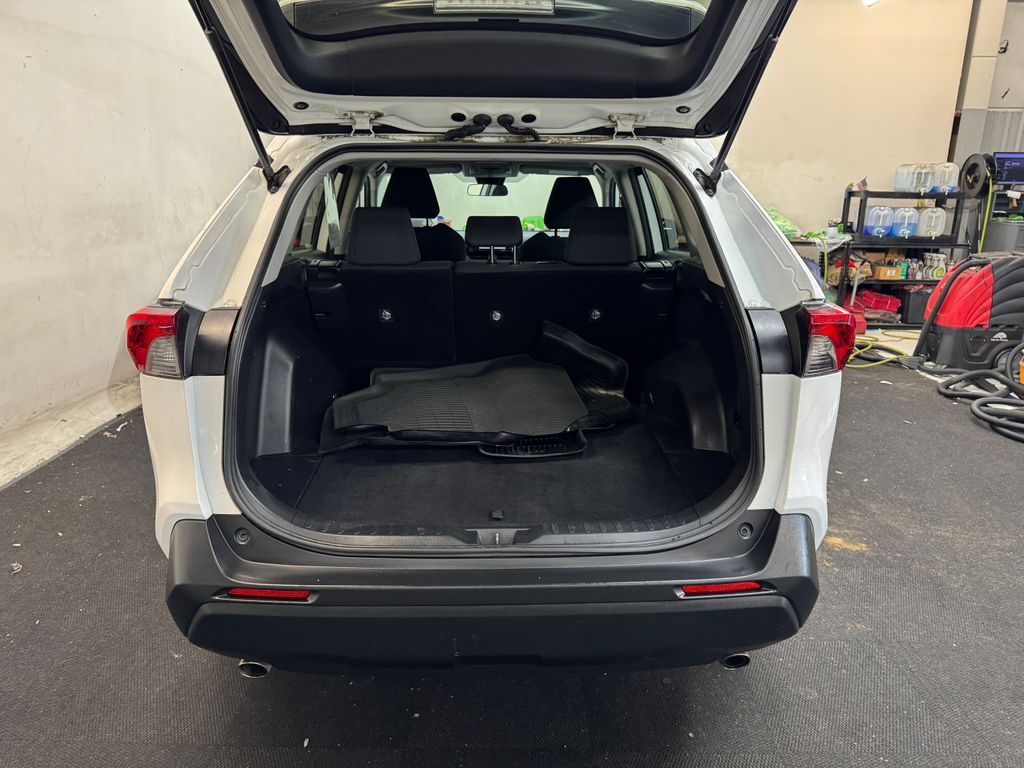 2020 Toyota RAV4 LE