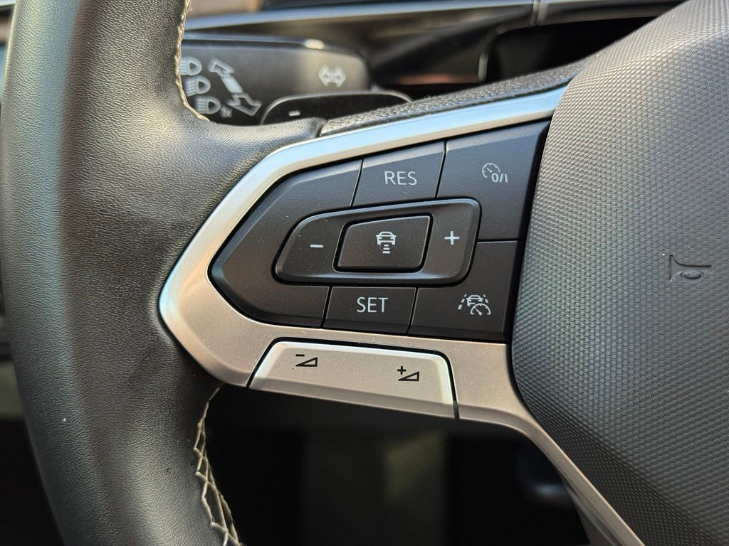 2025 Volkswagen Atlas 2.0T SE w/Technology Pure White - Jim Hudson Acura - Image 32