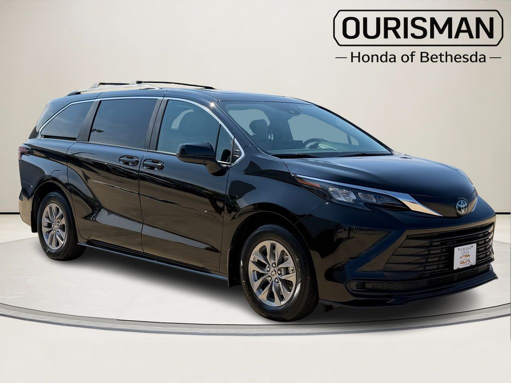 2025 Toyota Sienna LE