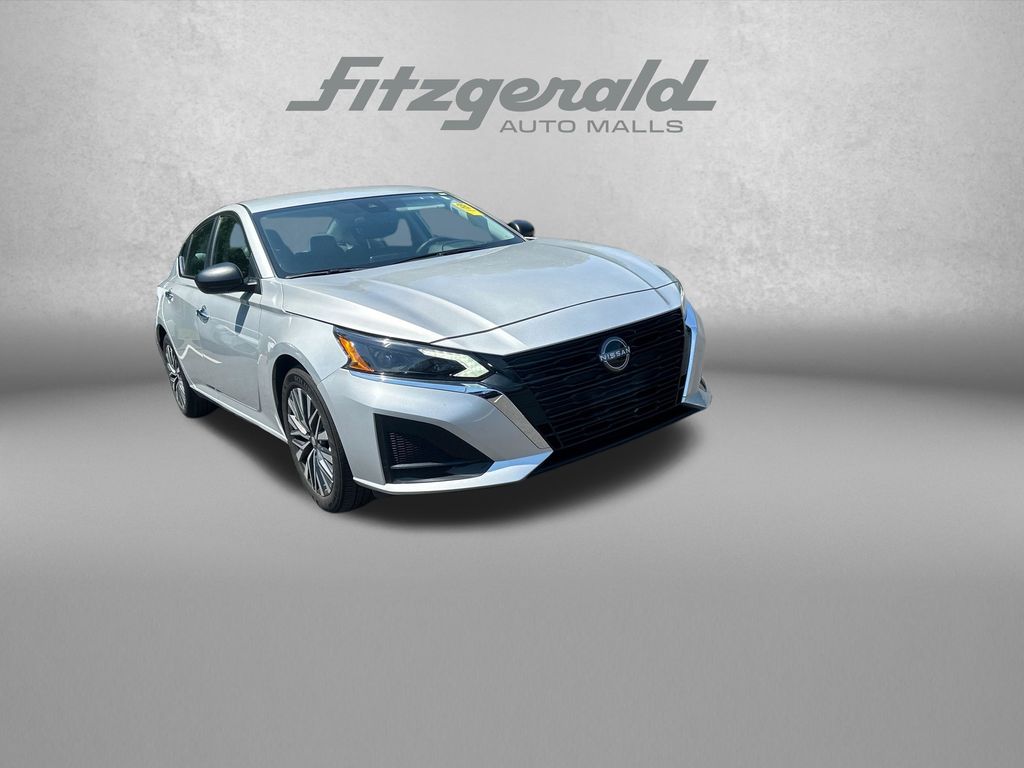 Brilliant Silver Metallic 2025 Nissan Altima Sedan Front-Wheel Drive Continuously Variable Transmission