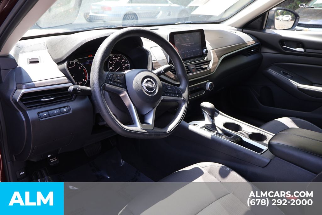 Used 2025 Red Nissan 2.5 SV image 9