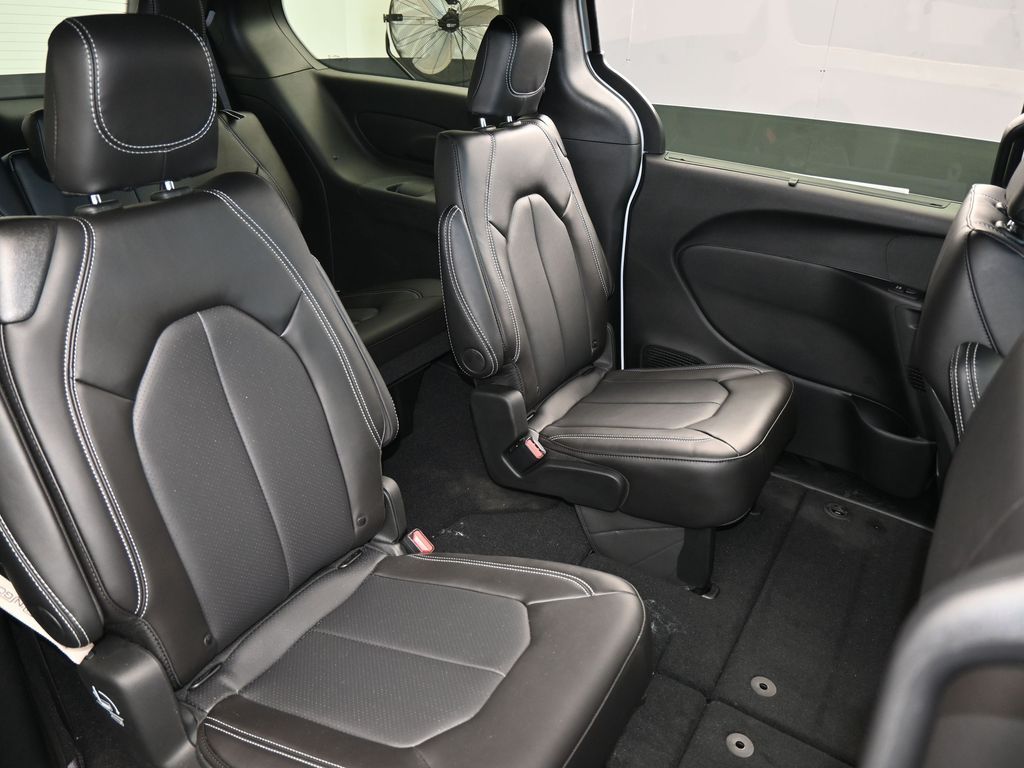 New 2026 Bright White Clearcoat Chrysler Select image 41