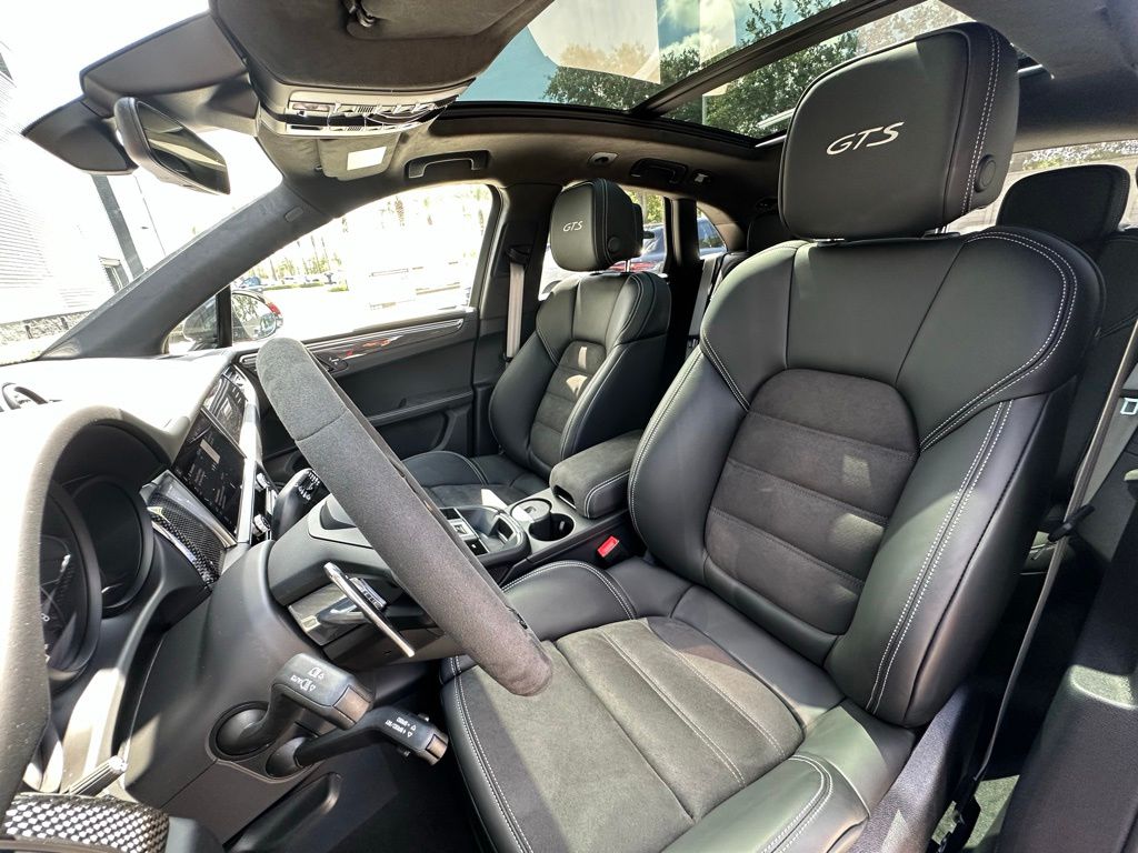 Thumbnail: 2026 Porsche Macan - 5