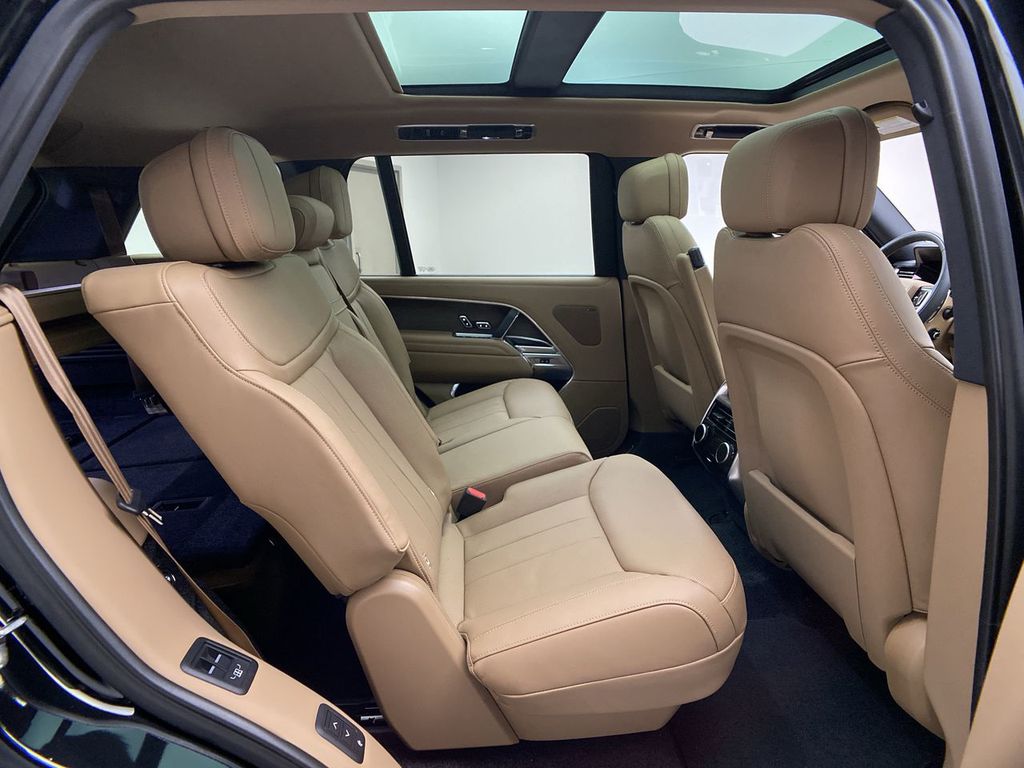 2023 Land Rover Range Rover SE 13