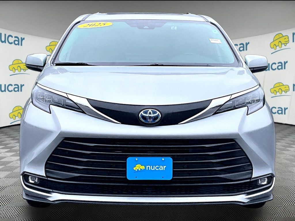 2025 Toyota Sienna — photo 2