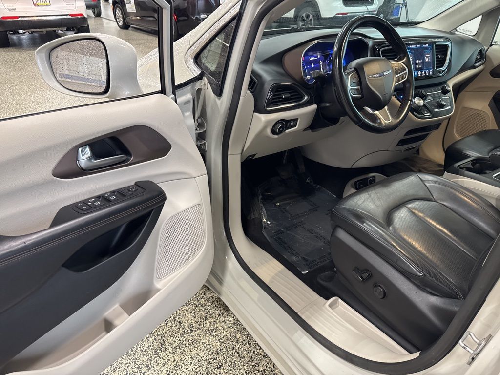 View vehicle photo 7