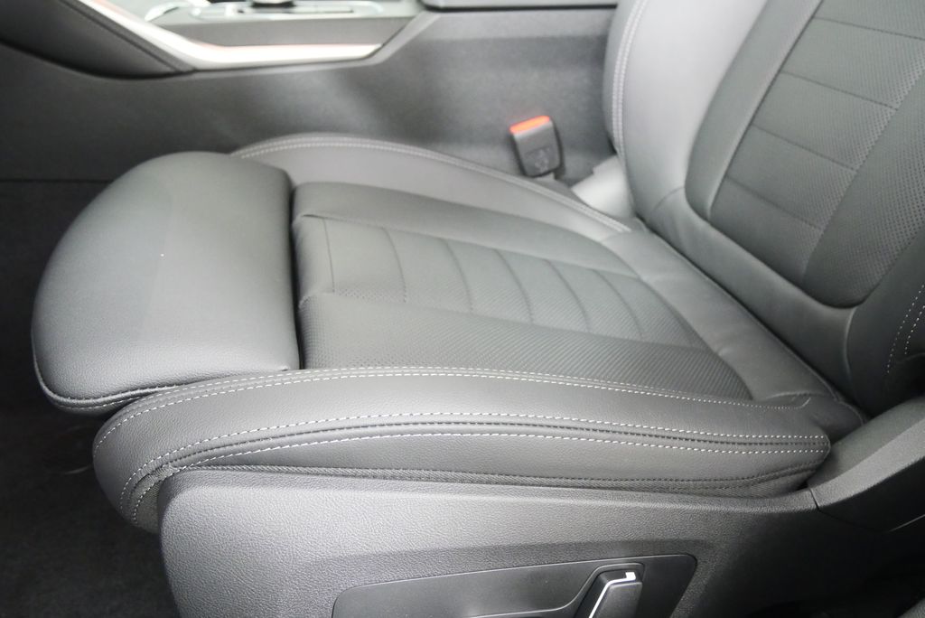 Thumbnail: 2026 BMW 4 Series - 10