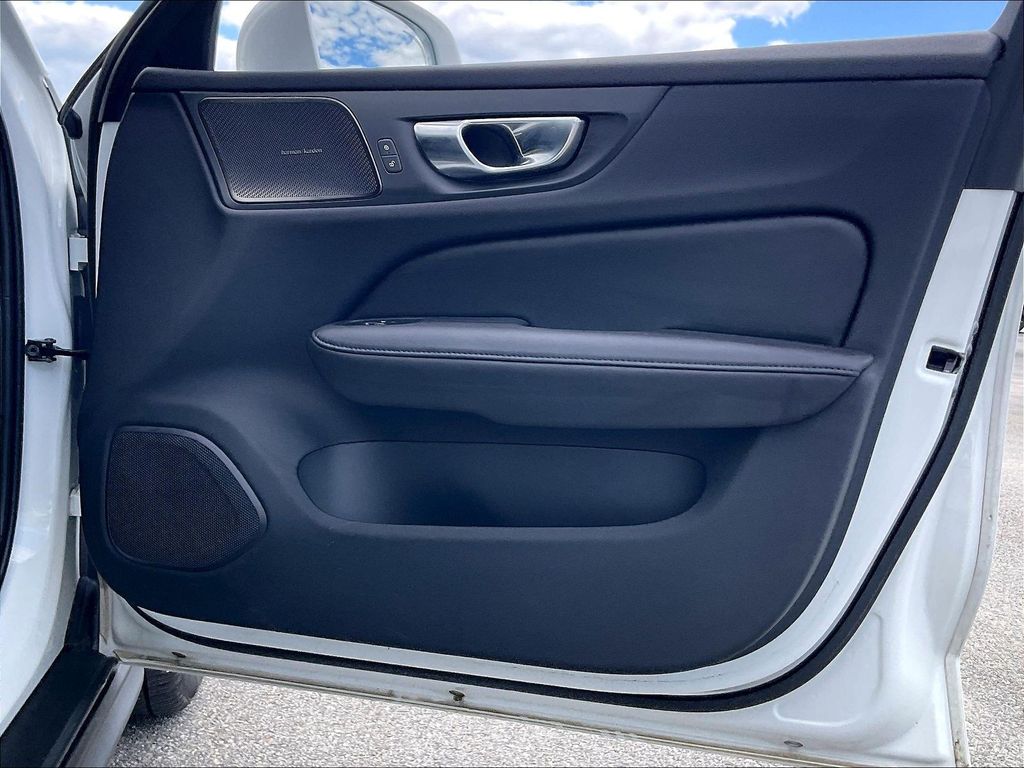 2025 Volvo V60 Cross Country — photo 11