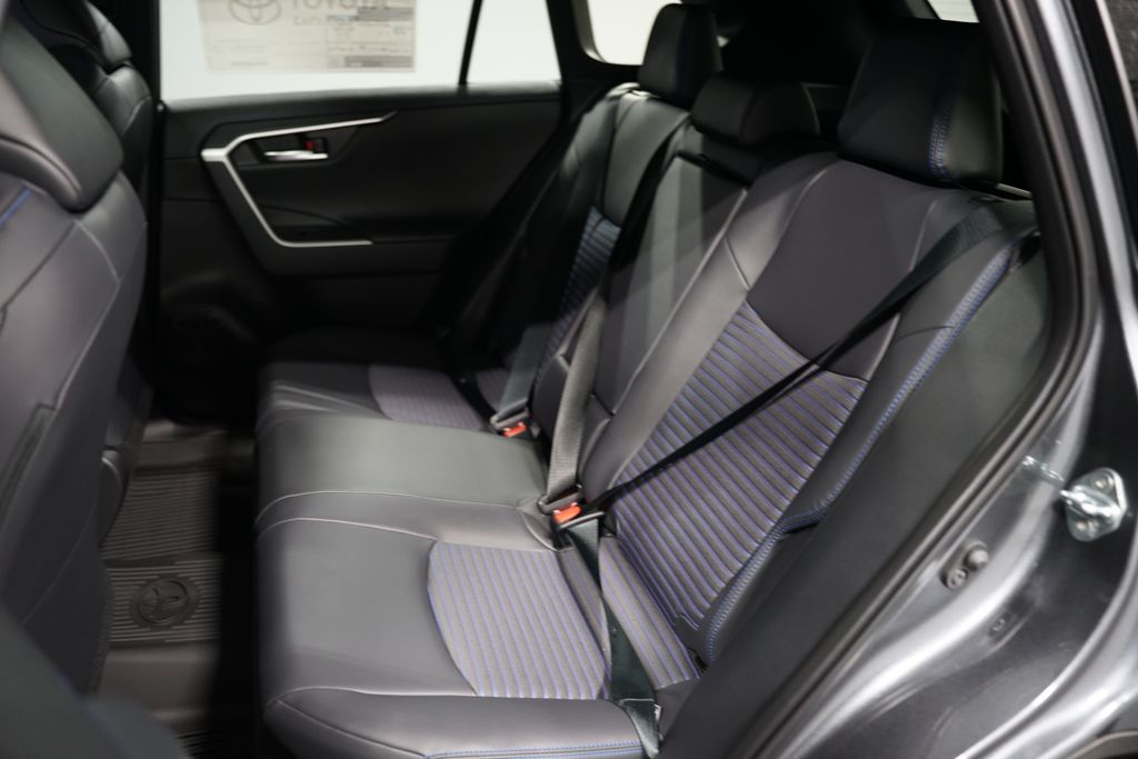 2025 Toyota RAV4 XSE 31