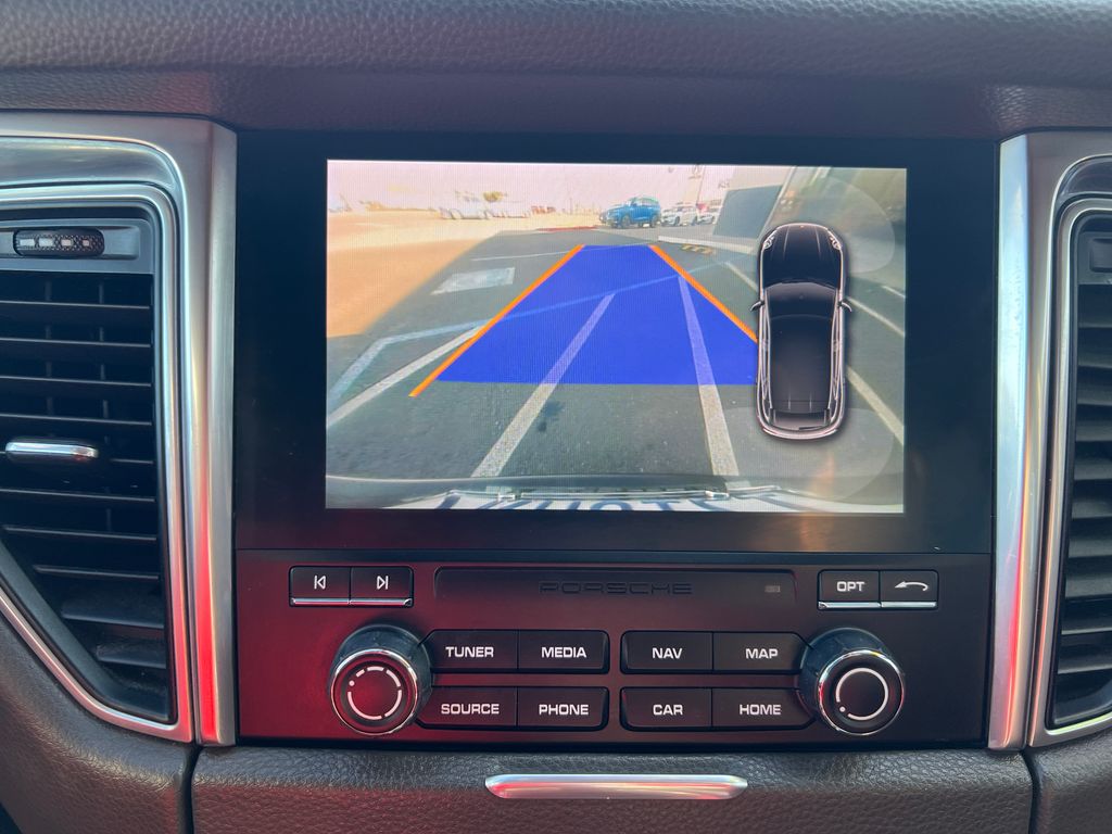 Thumbnail: 2018 Porsche Macan - 25