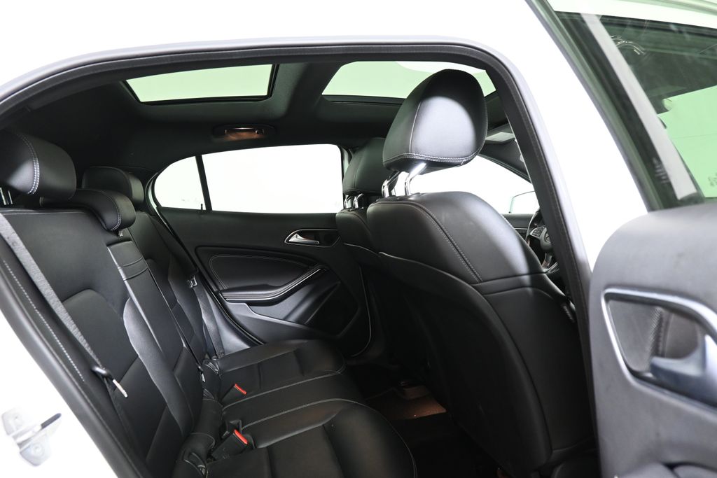 Thumbnail: 2020 Mercedes-Benz GLA - 26