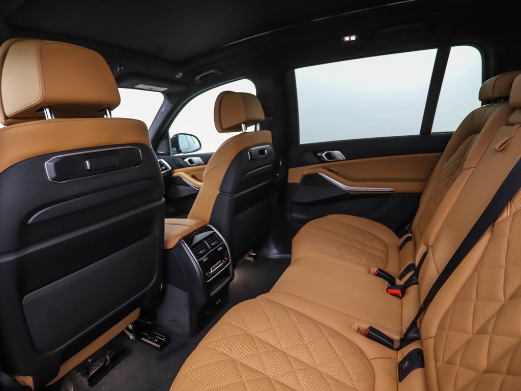 Thumbnail: 2027 BMW X7 - 21