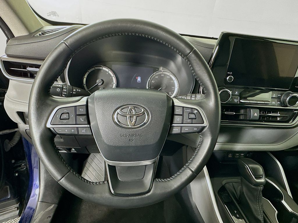 Thumbnail: 2023 Toyota Highlander - 11