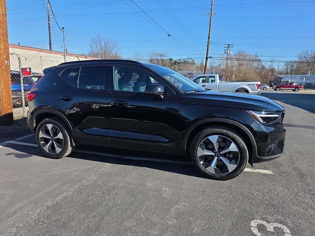 2024 Volvo XC40 B5 Plus Dark Theme AWD