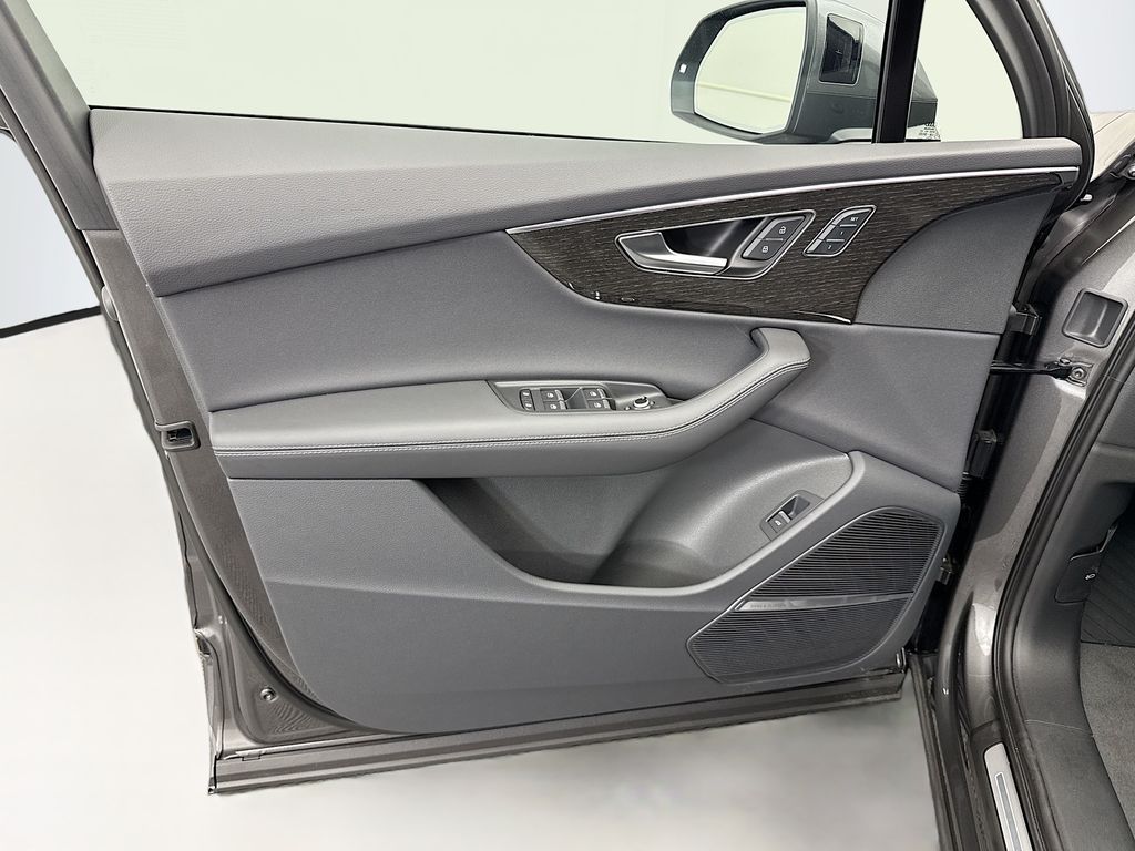 Thumbnail: 2026 Audi Q7 - 25