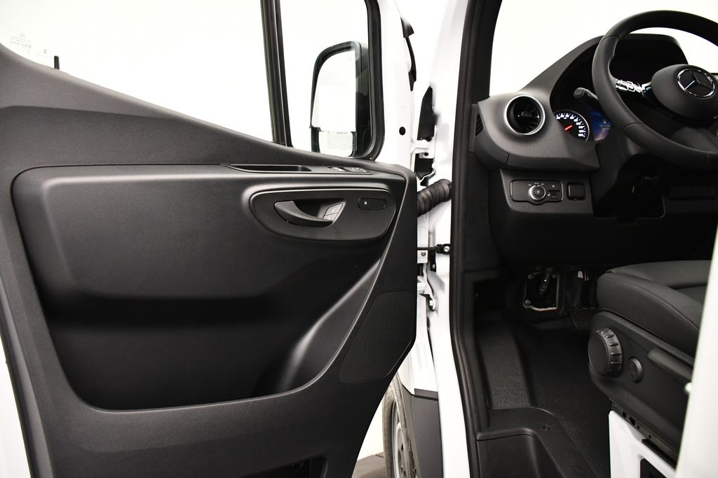 Thumbnail: 2025 Mercedes-Benz Sprinter - 22