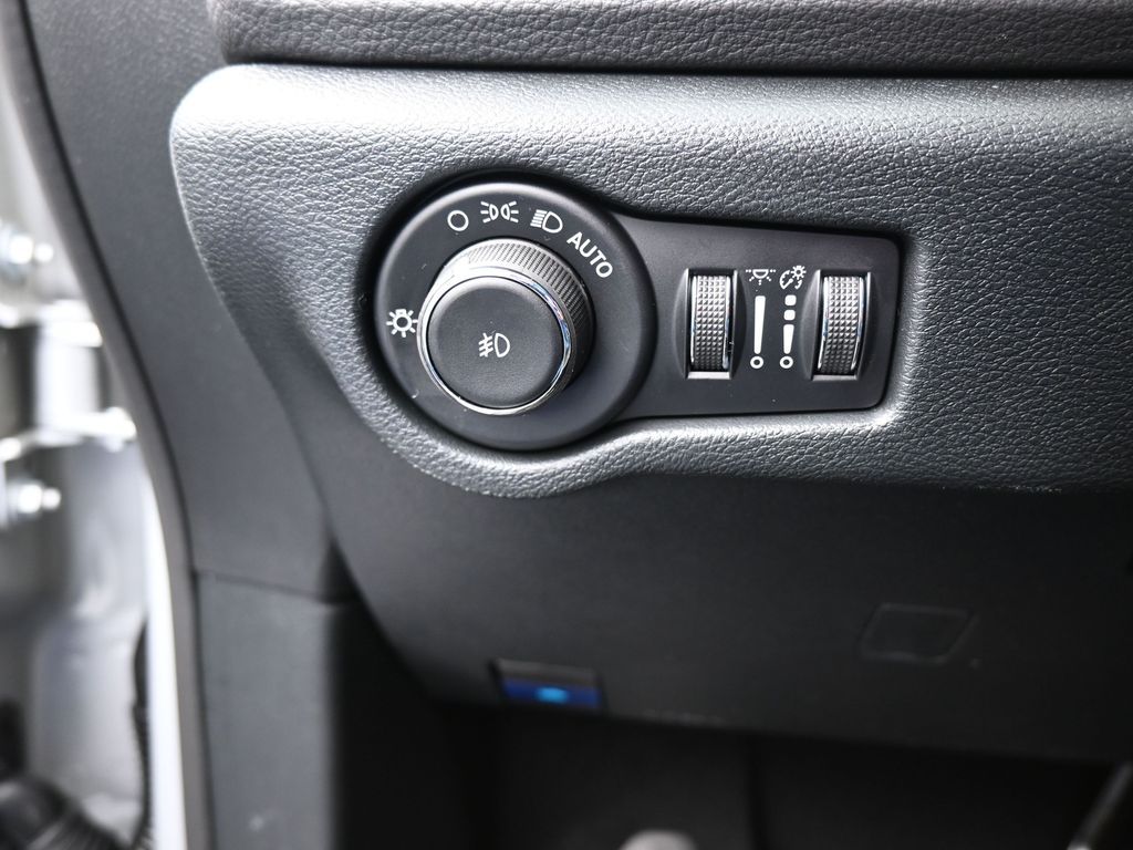 New 2026 Silver Mist Clearcoat Chrysler Limited image 29