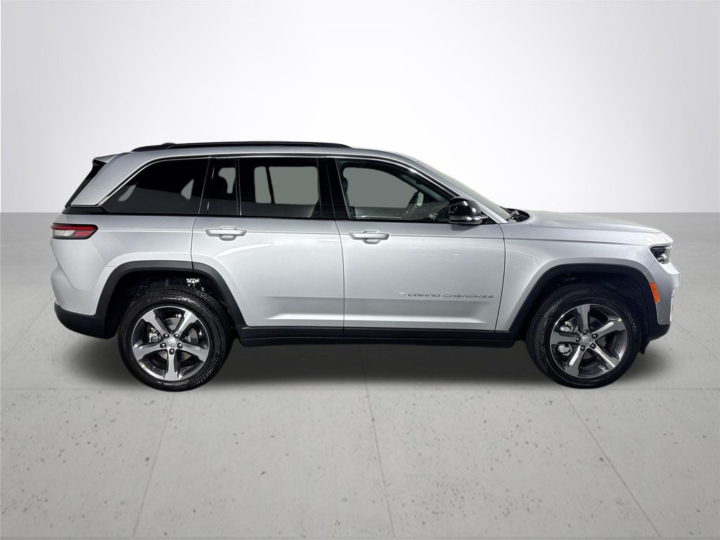 2025 Jeep Grand Cherokee Limited photo 3