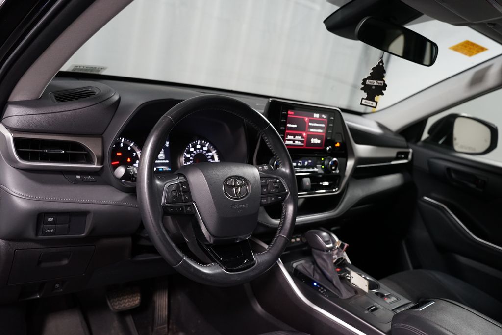 Thumbnail: 2021 Toyota Highlander - 7