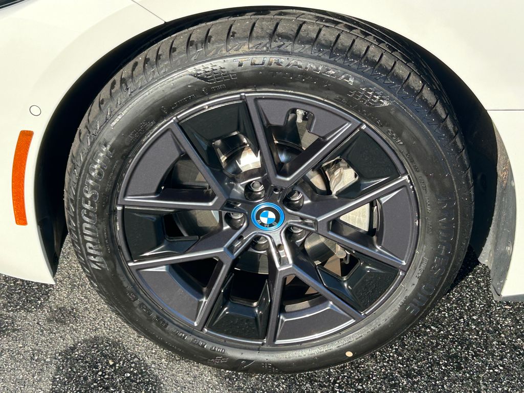 Thumbnail: 2023 BMW i4 - 9