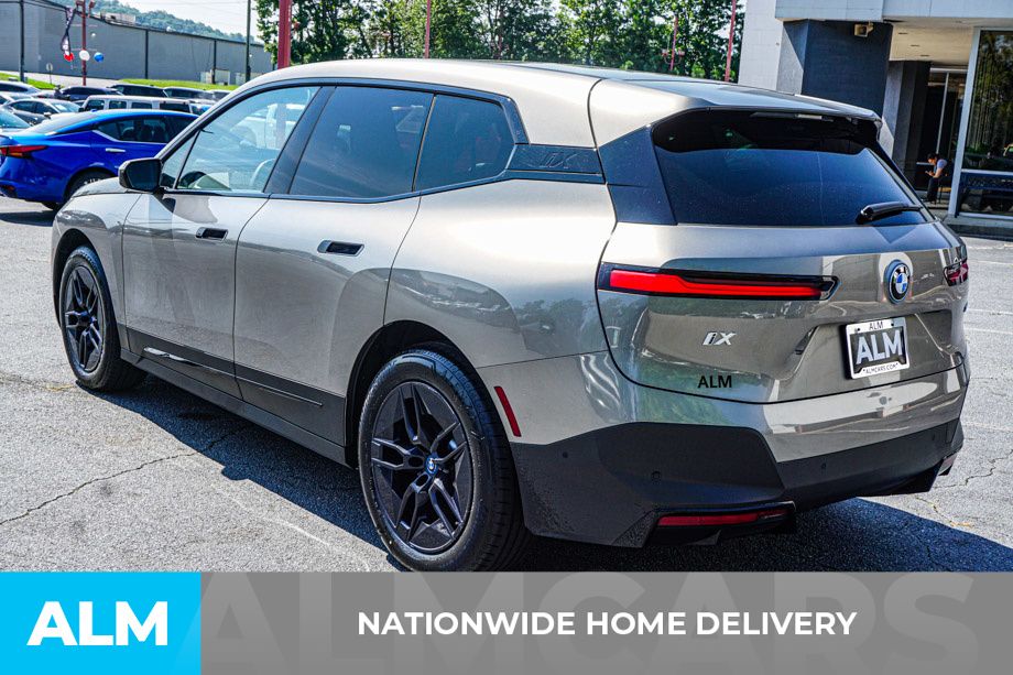 Used 2024 Gray BMW xDrive50 image 4