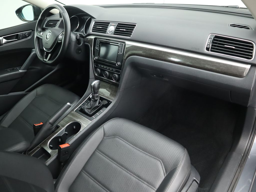 2017 Volkswagen Passat SE 16