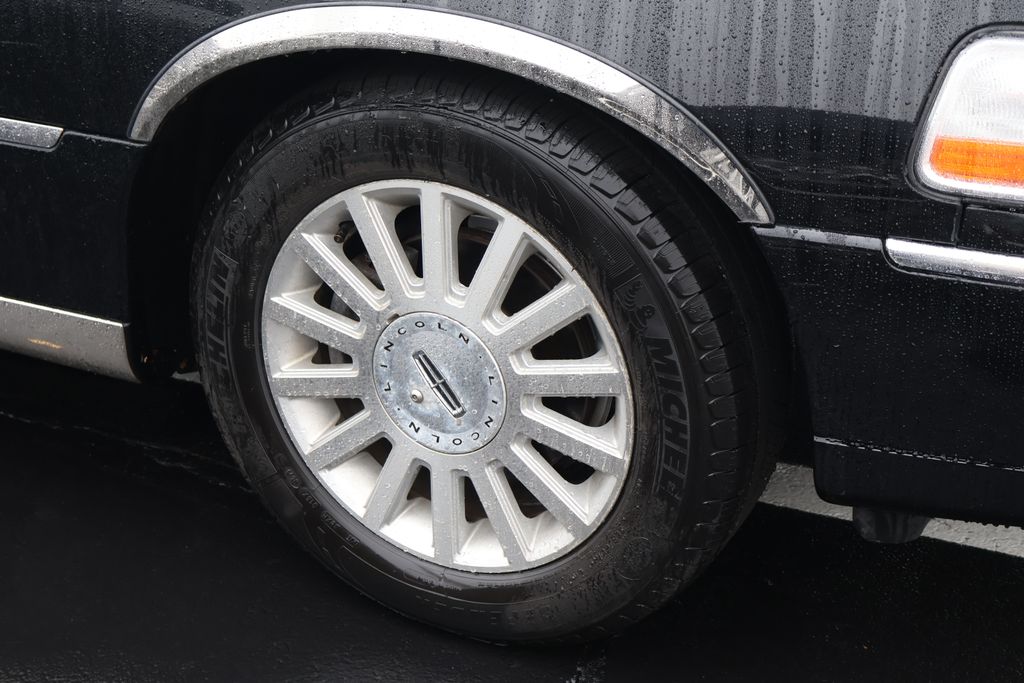 Thumbnail: 2004 Lincoln Town Car - 5