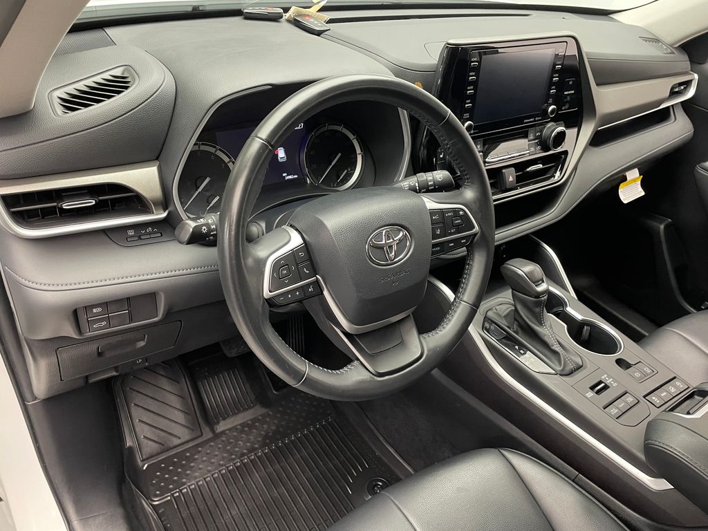 Thumbnail: 2022 Toyota Highlander - 11