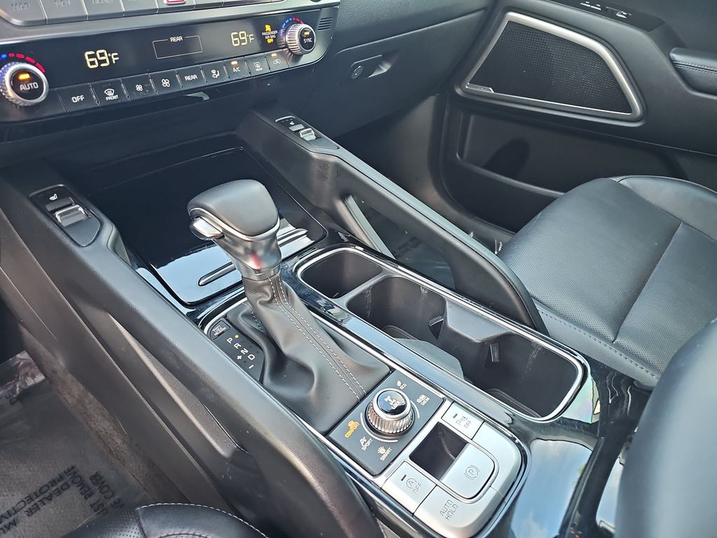 Used 2022 White Kia S image 25