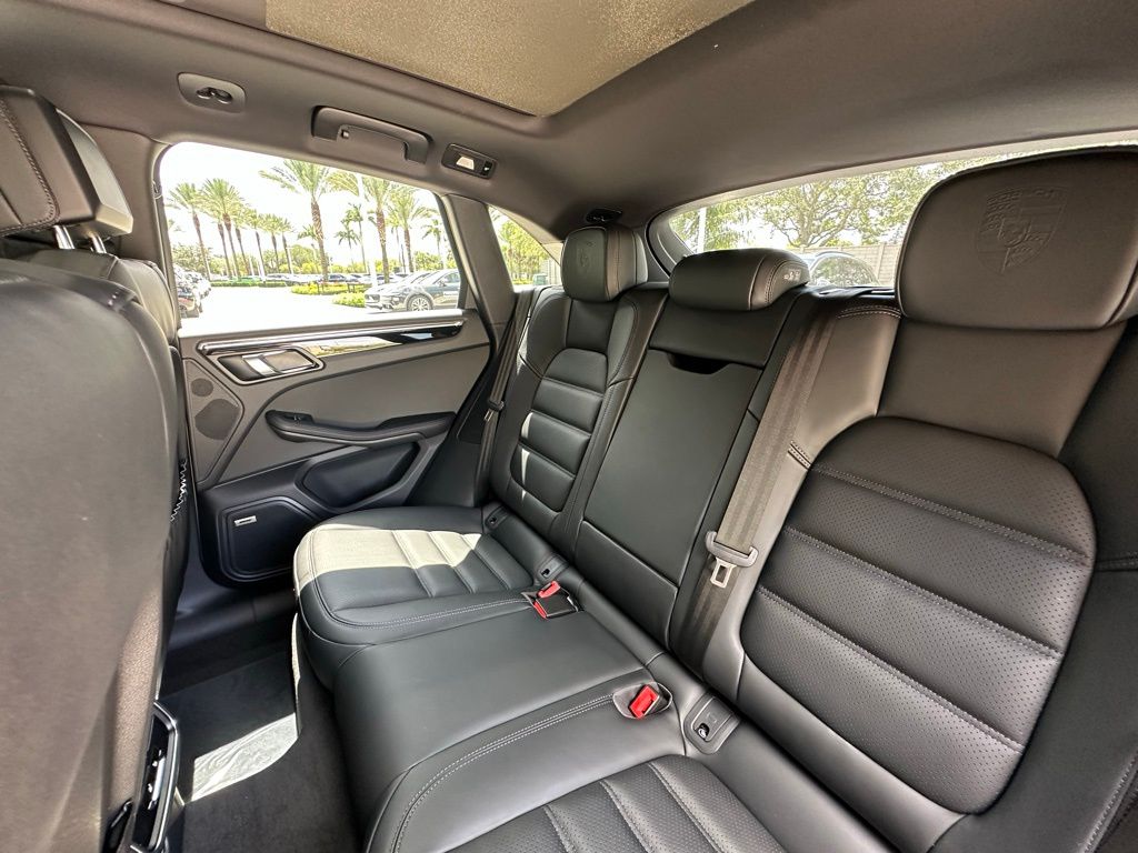 2025 Porsche Macan  32