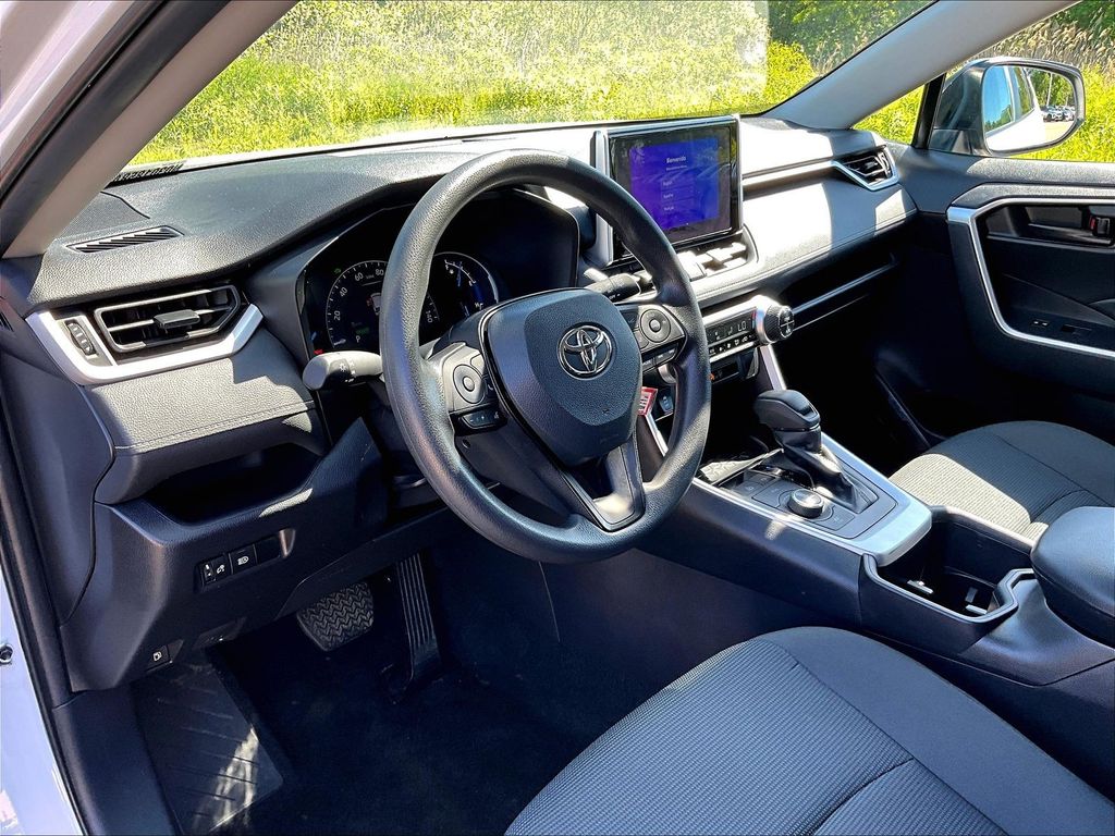 2024 Toyota RAV4 Hybrid — photo 8