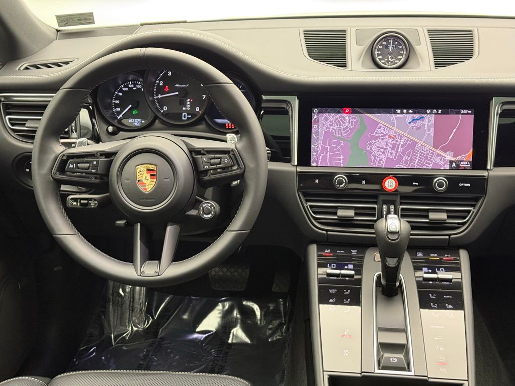 Thumbnail: 2023 Porsche Macan - 31