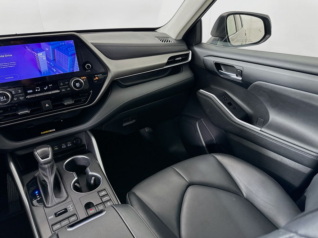 Thumbnail: 2023 Toyota Highlander - 23