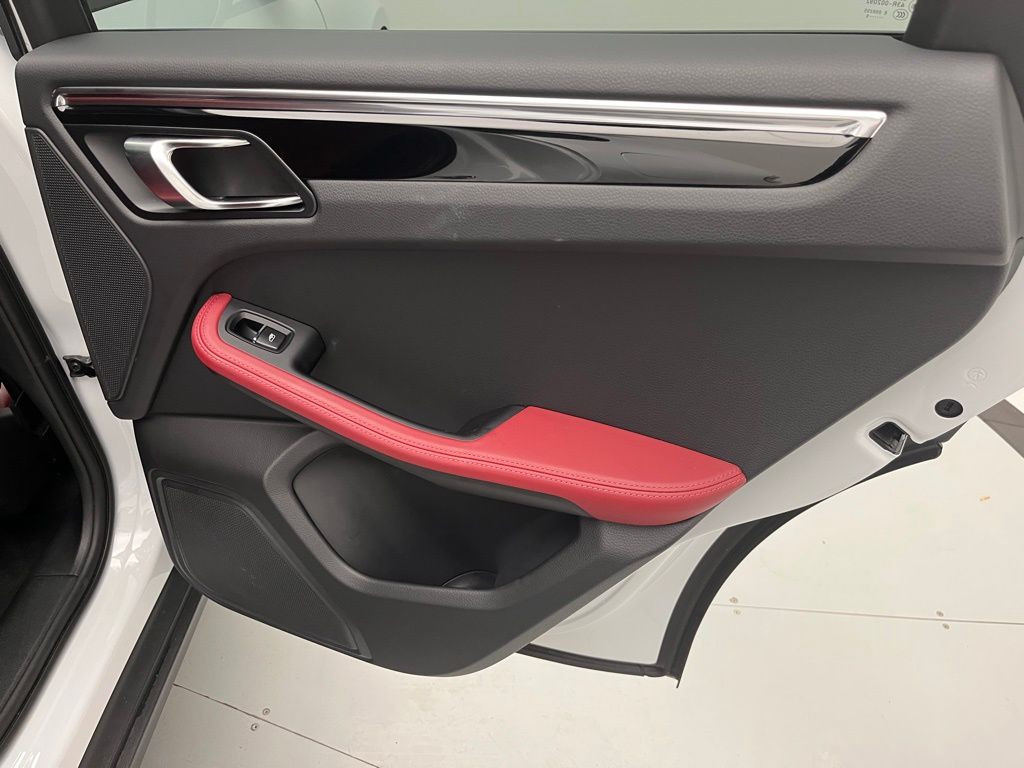 Thumbnail: 2025 Porsche Macan - 31