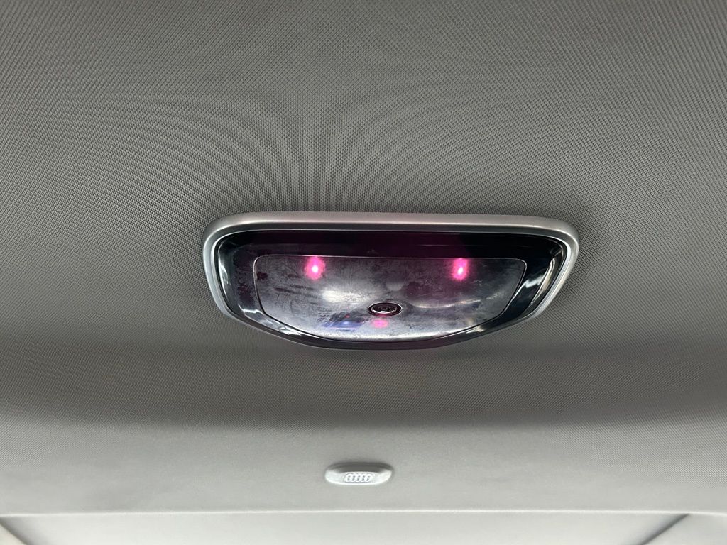 Used 2023 Diamond Black Crystal Pearlcoat Jeep Limited image 12