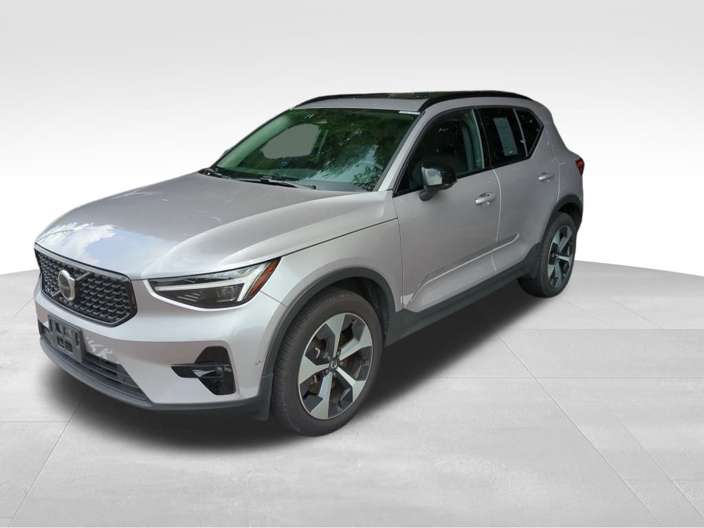 2026 Volvo XC40 B5 Plus
