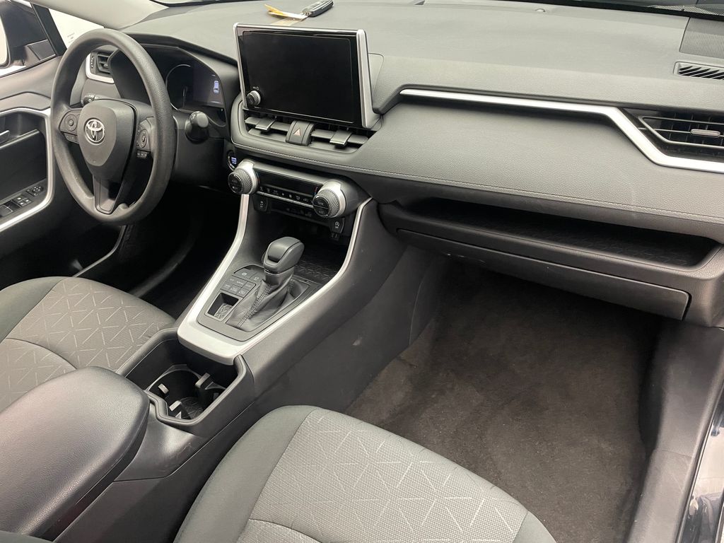 2023 Toyota RAV4 XLE 16