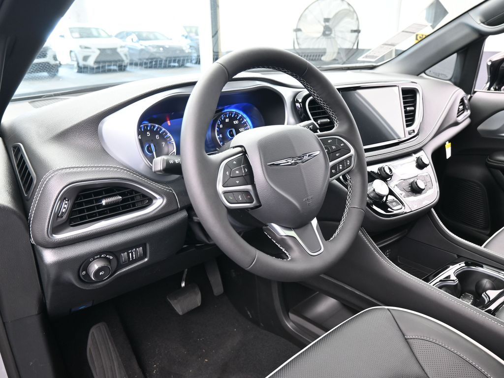 New 2026 Silver Mist Clearcoat Chrysler Limited image 10