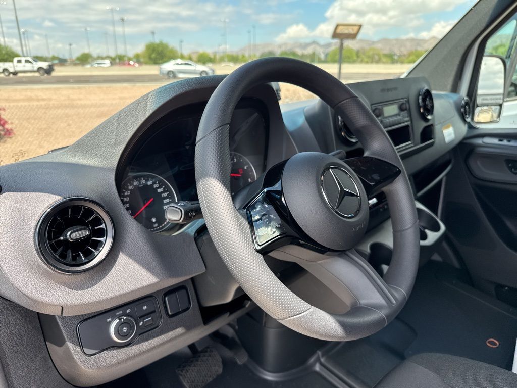 Thumbnail: 2025 Mercedes-Benz Sprinter - 13