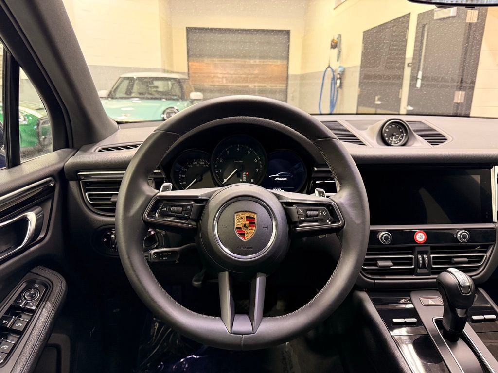 Thumbnail: 2022 Porsche Macan - 22