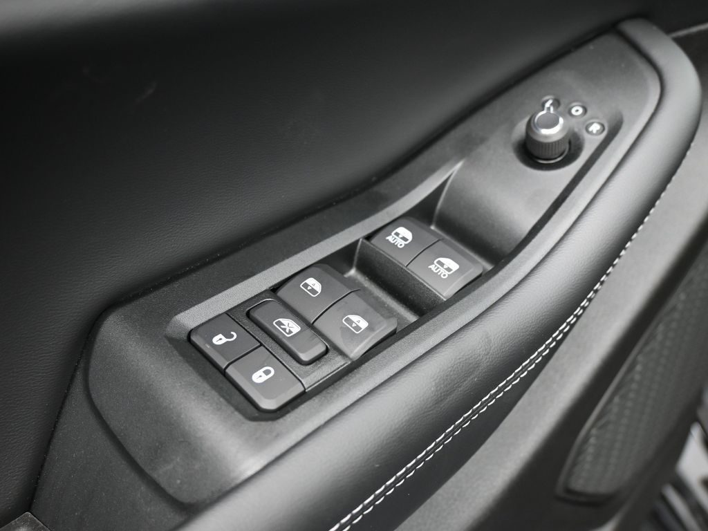 New 2026 Diamond Black Crystal Pearlcoat Jeep Laredo image 24