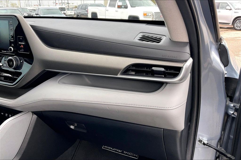 Used 2021 Toyota Highlander XLE 4D Sport Utility